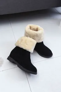 Warme schwarze Damen-Winterstiefel mit dicker Sohle und cremefarbenem Kunstfell