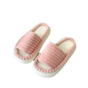 Pantofole in peluche rosa a punta aperta con suola platform spessa per la casa