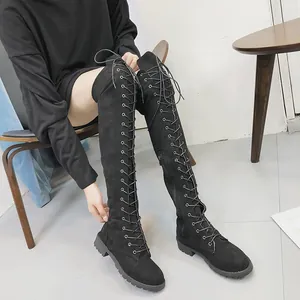 Bottes cuissardes noires élégantes avec lacets à l'avant et fermeture éclair latérale
