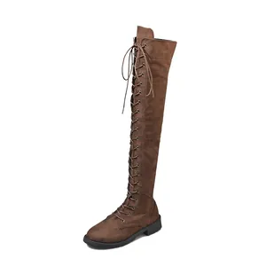 Vue détaillée de bottes cuissardes en daim marron avec lacets et fermeture éclair