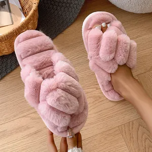 Vue de dessus de chaussons en peluche rose avec une texture douce en fausse fourrure