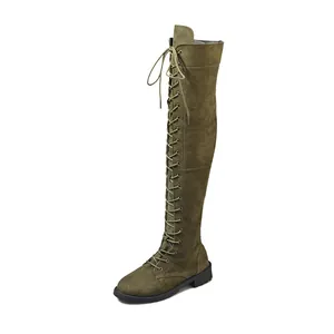 Détails de bottes cuissardes vert olive avec laçage frontal et bout rond style européen