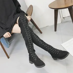 Vue détaillée de bottes noires au-dessus du genou avec lacets et fermeture éclair