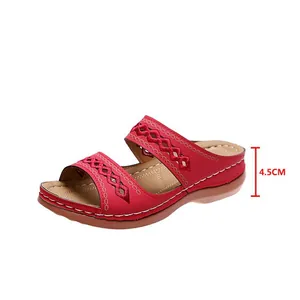 Detailansicht der roten Damen-Sandalen mit Keilabsatz, 4,5 cm Absatz und Stickerei