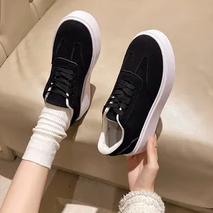 Vista dettagliata di eleganti sneakers platform in pelle scamosciata nera in stile retrò