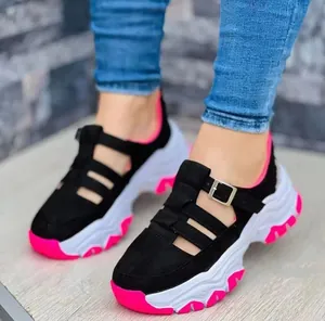 Μαύρα γυναικεία sneakers chunky με λεπτομέρειες νέον ροζ και ρυθμιζόμενη αγκράφα