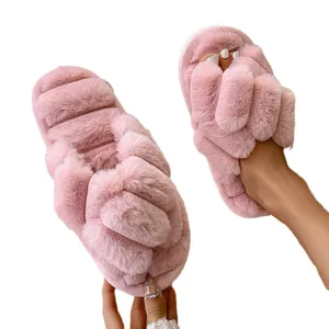 Chaussons en fausse fourrure rose avec semelle épaisse et brides croisées