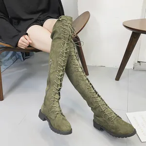 Vue détaillée de bottes au-dessus du genou en daim olive avec lacets et fermeture éclair