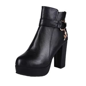 Bottines élégantes à talons hauts noirs avec breloque en métal doré