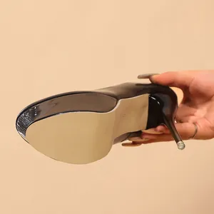 Detailweergave van zwarte lakleren plateau-high-heels van 16 cm met een dunne naaldhak.