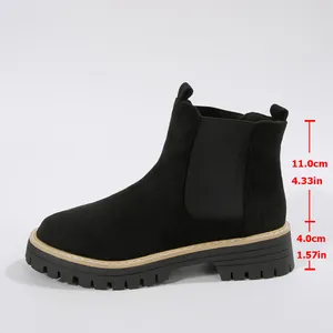 Dettaglio dell'altezza del gambale di 11 cm e plateau di 4 cm su stivale Chelsea