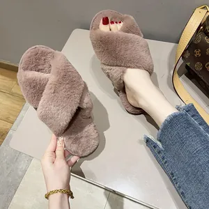 Vista detallada de pantuflas de felpa color malva con correas cruzadas de piel sintética