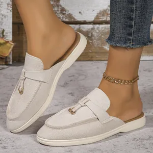 Vue détaillée de mules beiges pointues pour femmes avec une élégante chaîne de cheville