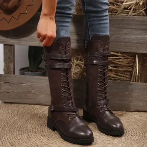 Detailansicht der braunen Damen-Ritterstiefel mit Schnallen und Schnürung im Materialmix