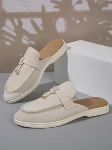 Mules pointues en daim crème avec bride décorative et anneau chic en métal doré