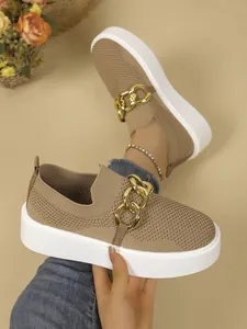Detailansicht von khakifarbenen Fly-Woven-Sneakern für Damen mit goldener Kettendekoration