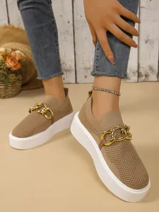 Detailansicht der khakifarbenen Damen-Plateausneaker aus Flyknit mit goldener Gliederkette