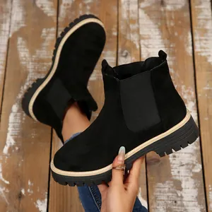 Vista dettagliata degli stivaletti Chelsea da donna in camoscio nero con suola platform spessa