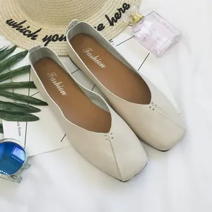 Primo piano di ballerine beige a punta quadrata su uno sfondo alla moda e raffinato