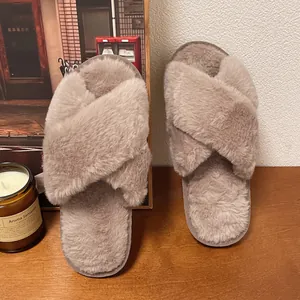 Vista detallada de zapatillas cruzadas de felpa con textura de piel suave