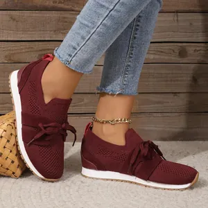 Atmungsaktive bordeauxrote Damen-Sneaker aus Mesh mit Schnürung für den Alltag
