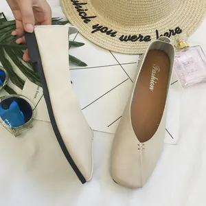 Vista dettagliata di ballerine beige da donna con punta quadrata e cuciture decorative