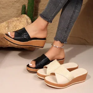 Elegantes sandalias con cuña para mujer con estampado de serpiente en negro y beige