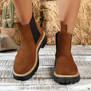 Detalle de botines Chelsea de ante marrón para mujer con suela de plataforma