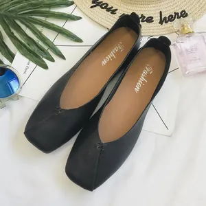 Vista dettagliata di scarpe basse nere a punta quadrata con dettagli decorativi di cucitura fine.