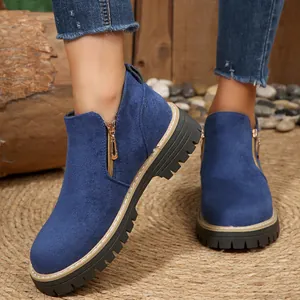 Gros plan sur des bottines en daim bleu avec fermeture éclair et semelle crantée