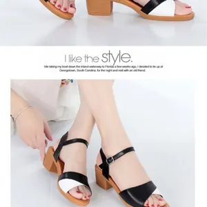 Detaillierte Nahaufnahme des schwarz-weißen Designs von Sandalen mit robustem Blockabsatz