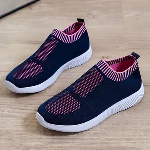 Dettaglio della tomaia in maglia traspirante blu navy e rosa su sneaker da donna