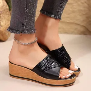 Elegantes sandalias de cuña negras para mujer con tira texturizada y suela de plataforma