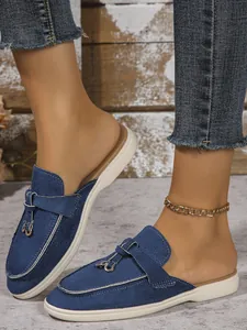 Élégantes mules en denim bleu pour femmes avec détail de boucle dorée décorative