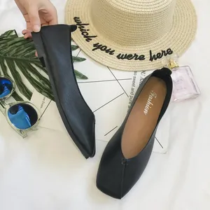 Dettaglio di scarpe basse nere a punta quadrata in morbida ecopelle testurizzata