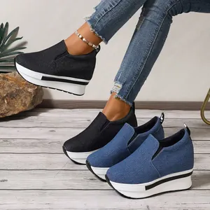 Vista lateral detallada de zapatillas de lona con plataforma y cuña a rayas mujer