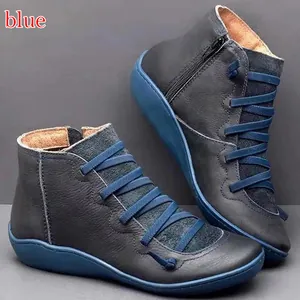 Vue détaillée de bottines plates en cuir pour femmes avec lacets bleus et fermeture éclair