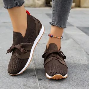 Detailansicht brauner Damen Fly-Knit-Mesh-Sneaker mit Schnürung und Gummisohle