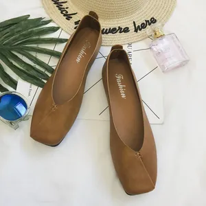 Dettaglio di scarpe basse marroni a punta quadrata con finitura in pelle liscia