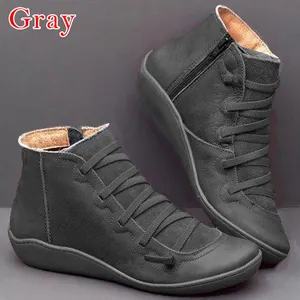 Vue détaillée de bottines plates grises pour femmes avec fermeture éclair et lacets