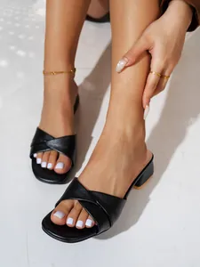 Sandalias negras de tacón bloque con tiras cruzadas y puntera cuadrada, detalle.