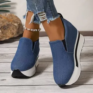 Zapatos de plataforma tipo slip-on en denim azul para mujer con cuña muy cómoda