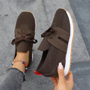 Detailansicht der braunen Fly-Knit Mesh-Sneaker für Damen mit atmungsaktivem Stoff