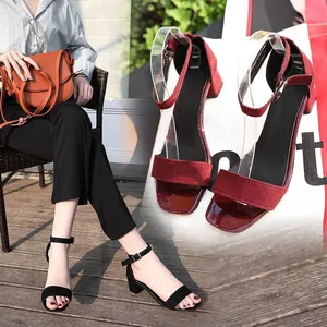 Elegantes sandalias de mujer con tacón bloque y correa al tobillo en negro y granate