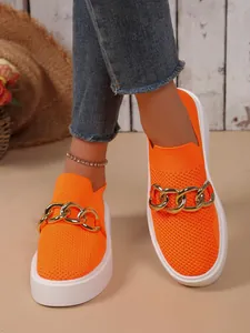 Atmungsaktive orangefarbene Strick-Sneaker mit dicker goldener Kette auf der Oberseite