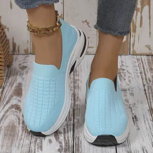 Vista detallada de las zapatillas sin cordones de malla azul claro para mujer con suela blanca