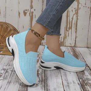 Primer plano de zapatillas slip-on de malla azul claro para mujer con suela gruesa