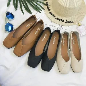 Eleganti mocassini bassi a punta quadrata da donna nei colori marrone, nero e beige moda