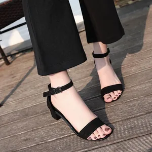 Elegantes sandalias negras de tacón de bloque con correa al tobillo y estilo minimalista
