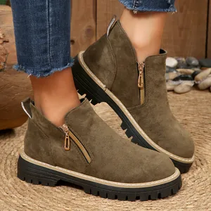 Vue détaillée des bottines en daim vert olive avec fermeture éclair et semelle crantée.